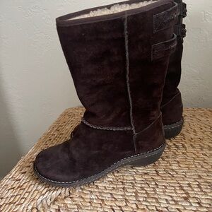 UGG AUSTRALIA 219495 dark brown suede sheepskin mid calf winter boots size 7